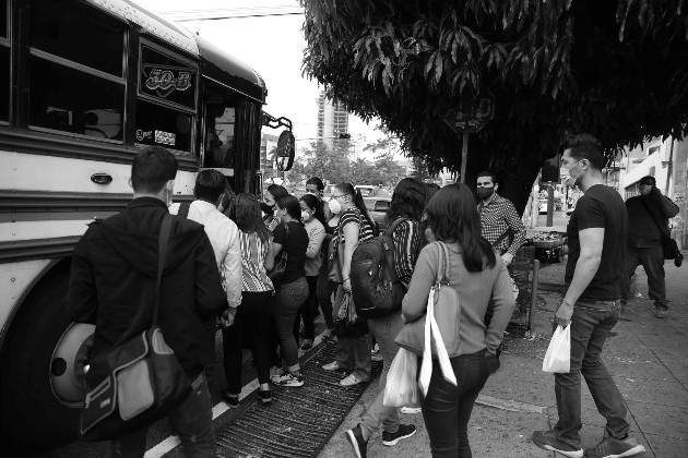 Dónde están las autoridades de la ATTT con relación al transporte colectivo. No se imponen las medidas de bioseguridad ni distanciamiento social en sus transportes.Foto: EFE.