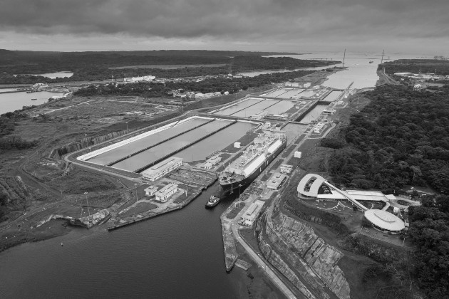 La construcción de la vía del ferrocarril, en 1850; el fracasado intento del Canal francés, en 1872; y hasta pasamos por alto, lo que ha estado allí siempre presente a nuestros ojos, desde 1914: el gran Canal de Panamá. Foto: Cortesía.