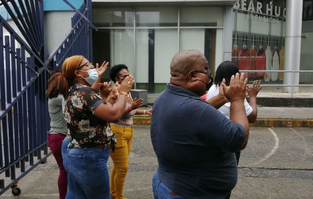 La segunda protesta se efectuó en las puertas principales de la Zona Libre de Colón. Foto: Diómedes Sánchez S.