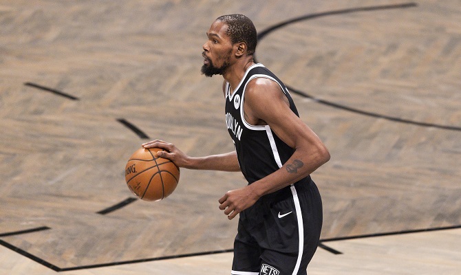 Kevin Durant volvió a destacar por los Nets. Foto:EFE