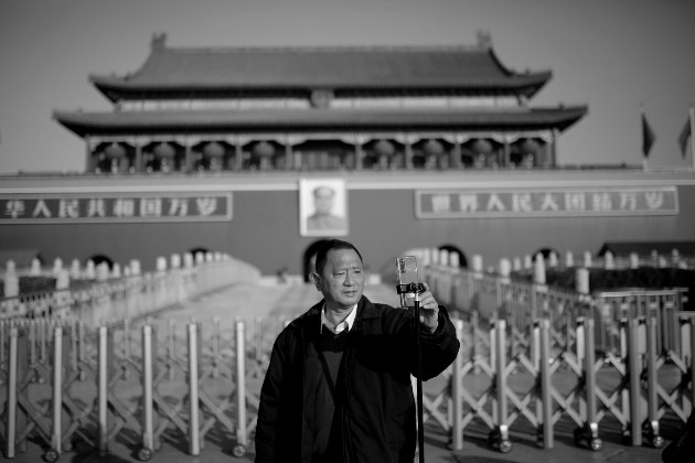 Un hombre se toma una foto en frente de las puertas de la torre de Tiananmen, Pekin, situada en el extremo norte de la Plaza del mismo nombre, durante las vacaciones de año nuevo en China. Foto:EFE. 