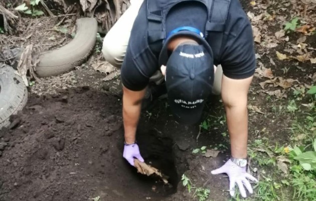 Una vez fue encontrada el arma, que se encontraba enterrada en el patio de la residencia, se procedió con el levantamiento de la evidencia.