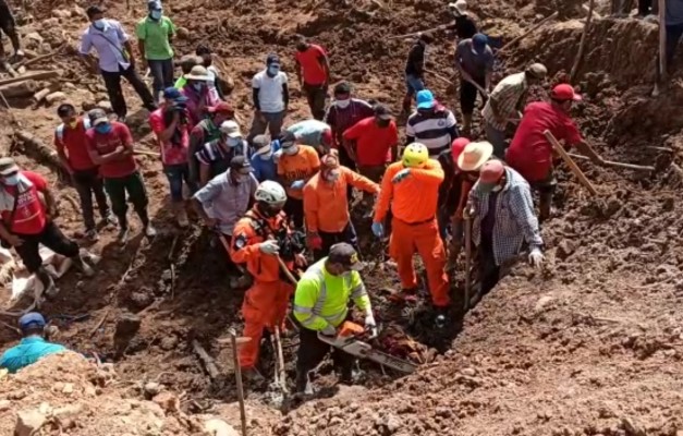 Con equipos especializado en detección de metales, personal de Sinaproc encontraron bajo tierra un trozo de metal que podría ser parte de las hojas de zinc de la vivienda que se encuentra sepultada.