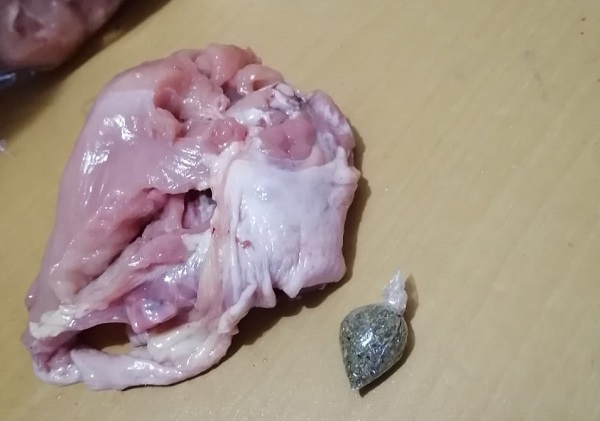 Se presume que la hierba seca que se encontró dentro de las pechugas de pollo es marihuana. 