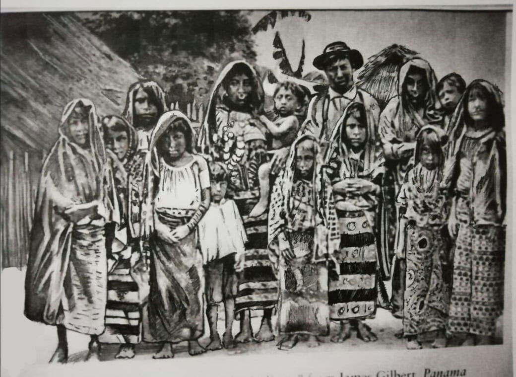 Foto de mediados de 1880, en la que se observa al primer cacique de la comarca Tulenega, Inanaginya,  junto a un grupo de gunas. Foto: Cortesía del autor.