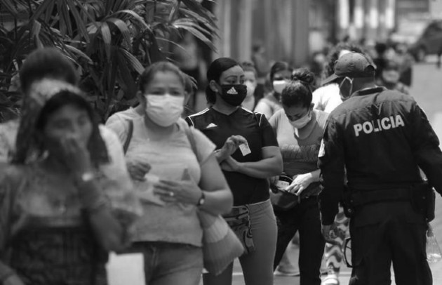 El escaso seguimiento de pacientes positivos que no reciben tratamientos y luego de 15 días son dados de alta sin ninguna prueba negativa, es uno de los temas que preocupa a la comunidad. Foto: EFE.