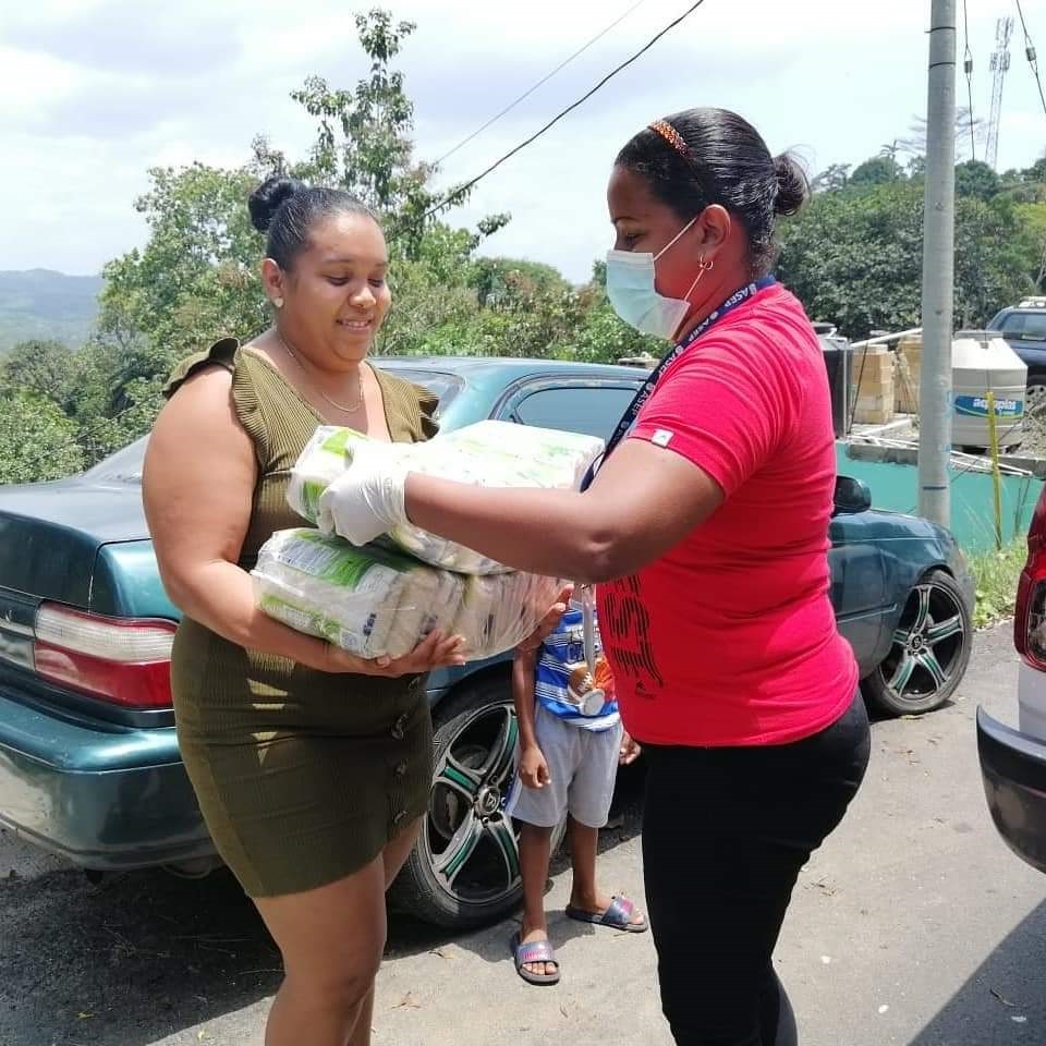 Los residentes de las costas piden aumentar los productos en las bolsas de víveres. Foto: Diómedes Sánchez S. 