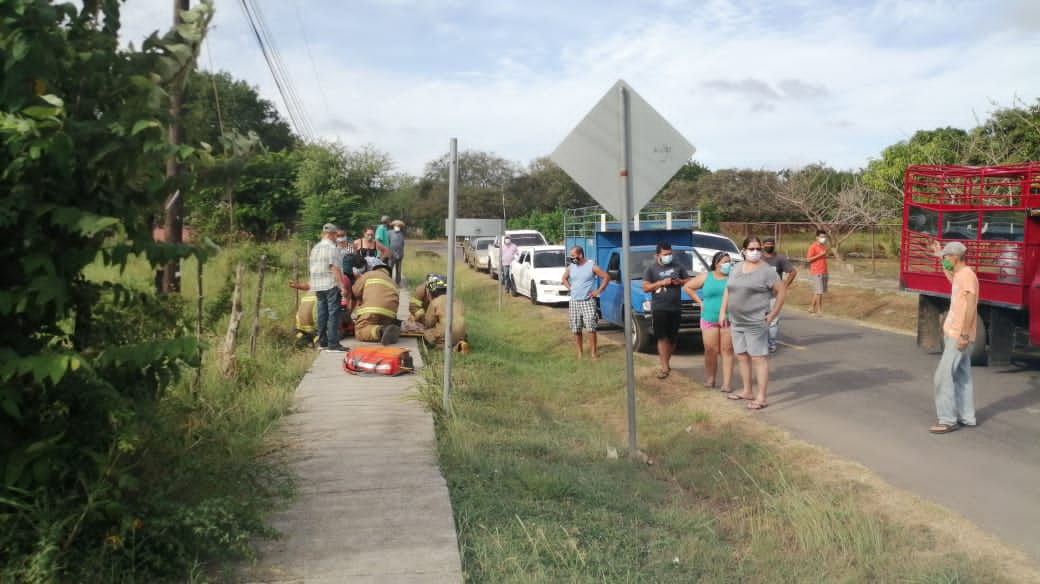 Bomberos y paramédicos del 911 brindaron los primeros auxilios. Foto:Thays Domínguez