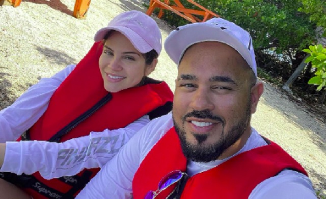 Natti Natasha y Raphy Pina confirmaron su romance con un amoroso beso. Foto: Instagram