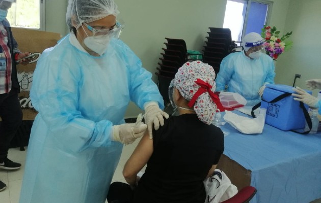 Unas 8,772 de las 12,800 vacunas recibidas, fueron aplicadas entre el personal de Salud en la primera línea de batalla contra la covid-19. Foto: Cortesía