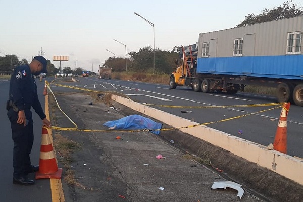 El cuerpo de la mujer, identificada como Maribel Mendoza Flores fue lanzado al borde de la cuneta que divide los cuatro carriles de la Interamericana mientras que su hija, quedó a pocos metros de ella.