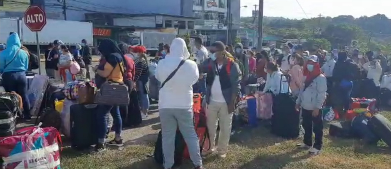 Entre estos viajeros nicaragüenses se encuentran niños, mujeres embarazadas, jóvenes y adultos. Foto: Mayra Madrid