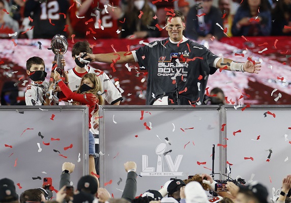 Tom Brady celebra su triunfo sobre los Chiefs en el Super Bowl. Foto: EFE