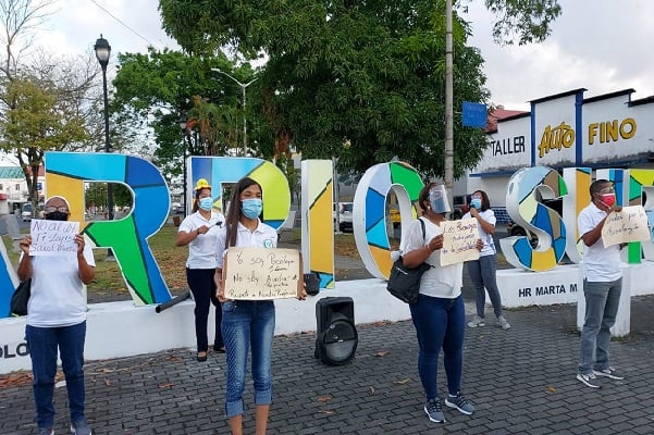 Los profesionales de la salud  mental no cerraron calles, sino que se mantuvieron en el parque central con pancartas y explicando a los transeúntes y conductores sobre la protesta..