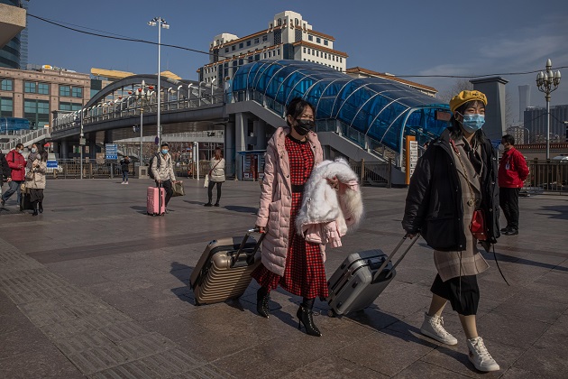 Las personas se siguen protegiendo del coronavirus en China. Foto: EFE