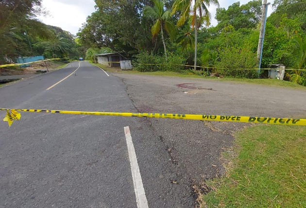 La Policía Nacional de Portobelo acordonó el área donde ocurrió el hecho de sangre. 