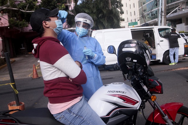 Personal de salud aplicó 5,034 pruebas nuevas de contagio para detectar la covid-19 en las últimas 24 horas. Foto: Víctor Arosemena