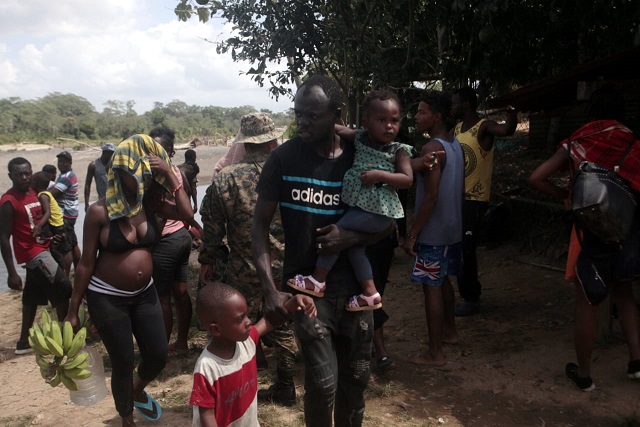 Un padre haitiano carga a su hija de cuatro meses en la comunidad de Bajo Chiquito, luego de real