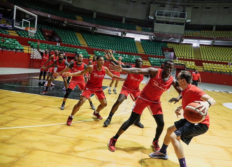 Jugadores de la selección de baloncesto se preparan para sus encuentros frente a Brasil y Uruguay. Foto: @FePaBa