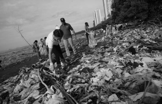 La falta de un genuino interés para solucionar este problema por todos los gobiernos ha convertido a barrios populares, sobre todo, en sitios propensos a enfermedades infecciosas. Foto: EFE.