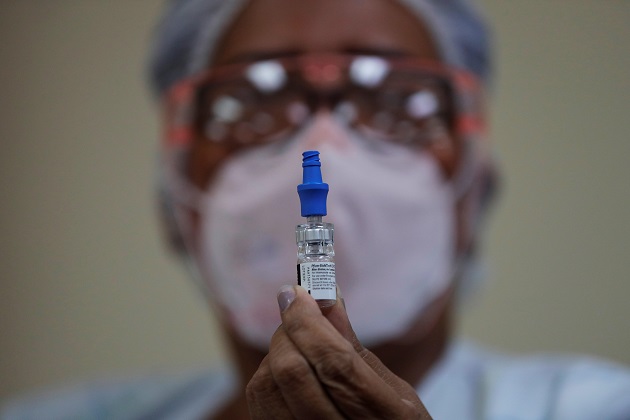 Personal de salud continúa con la aplicación de la vacuna de Pfizer. Foto: EFE