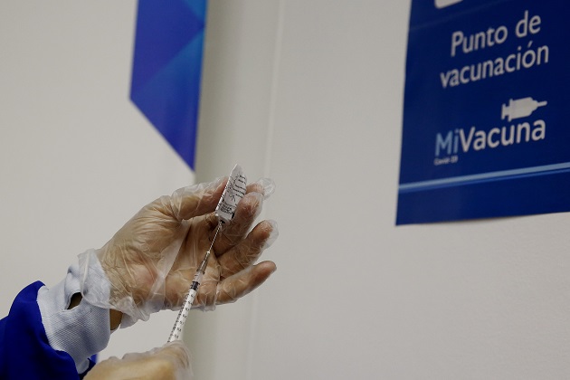 Se están haciendo estudios para conocer la eficacia de las vacunas autorizadas contra las variantes de coronavirus que surgieron en el Reino Unido, Sudáfrica y Brasil. Foto: EFE