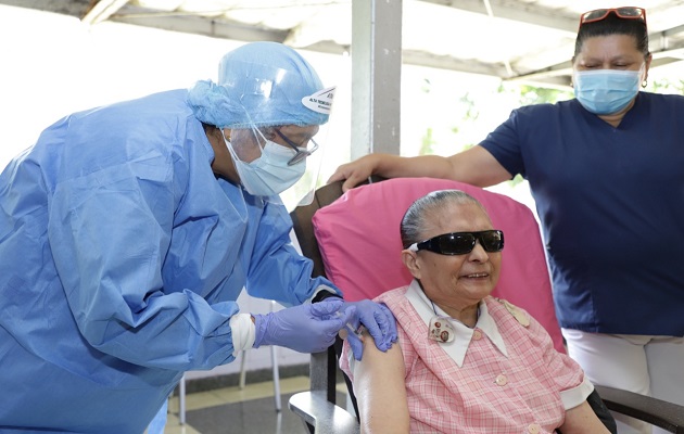 La vacunación en adultos mayores en cama ya comenzó.