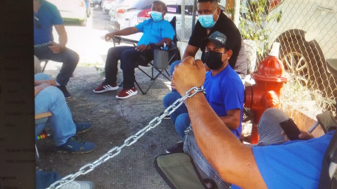 Los taxistas están encadenados en las afueras de la Gobernación de Veraguas. Foto: Melquiades Vásquez 