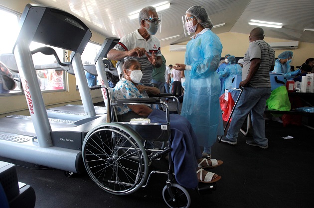  Una mujer espera una dosis de la vacuna de Pfizer contra la covid-19 en el distrito de San Miguelito, el viernes 26 de febrero.  Foto: EFE