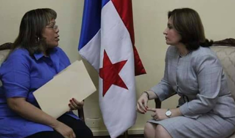 Idalia Martínez junto a la exprocuradora Kenia Porcell.