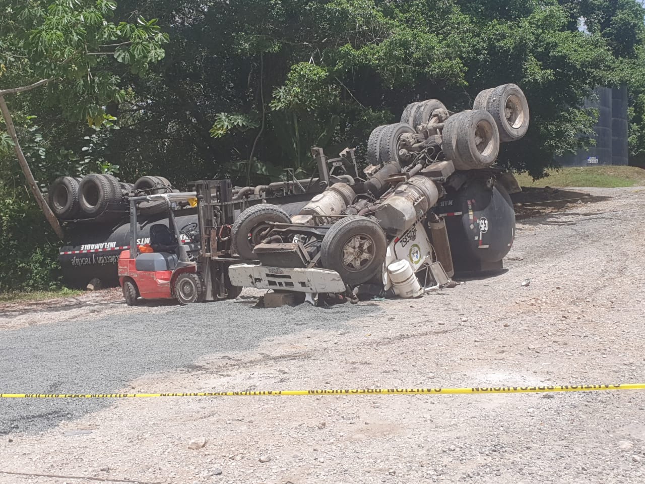 La mula que conducía quedó volteada en su totalidad. Foto: Diómedes Sánchez