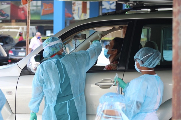 Personal de salud continúa con las pruebas de hisopado en los Centros de Salud y en los Auto Express en Brisas del Golf y en la Gran Estación de San Miguelito. Foto cortesía Minsa