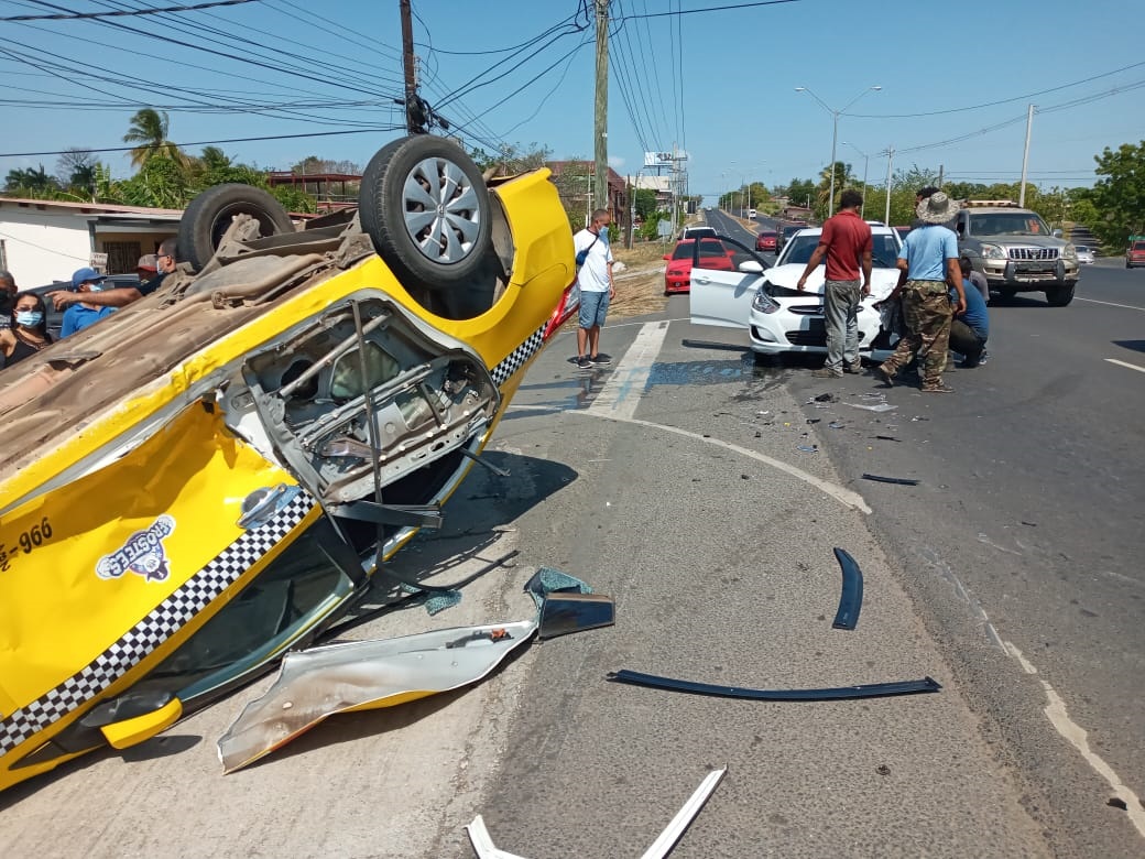  El vehículo taxi terminó volcado sobre la vía. Foto: Thays Domínguez