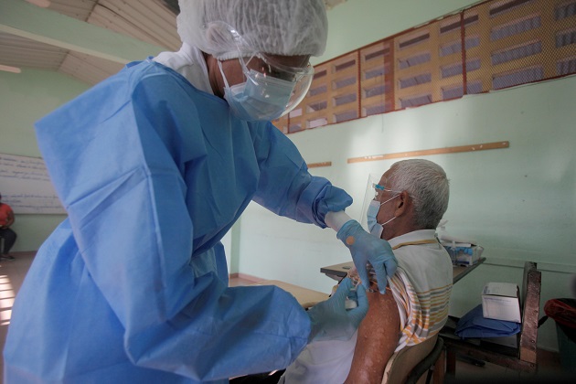 Un adulto mayor es vacunado contra la covid-19 en San Miguelito, durante el inicio de la fase dos del programa nacional de vacunación. Foto: EFE