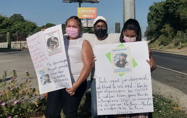 Reunidos a un costado de la vía en el cruce entre La Arena de Chitré y Pesé, familiares y amigos de Miguel Ávila realizaron una vigilia pacífica, en la que pidieron que se esclarezcan los hechos en torno a su desaparición.