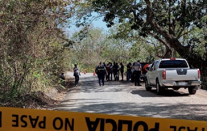 Funcionarios de Criminalística del Ministerio Público realizaron el levantamiento del cuerpo. Foto: Eric A. Montenegro 