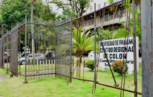 Esta casa de estudios está ubicada en la comunidad de Arco Iris en las afueras de la ciudad de Colón, donde los colonenses pueden acudir a matricularse y graduarse de varias carreras a precios accesibles.