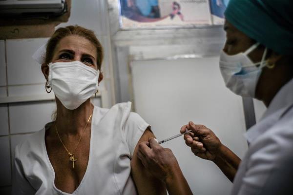 Una enfermera aplica la vacuna cubana Soberana 2 a una trabajadora de la Salud. EFE