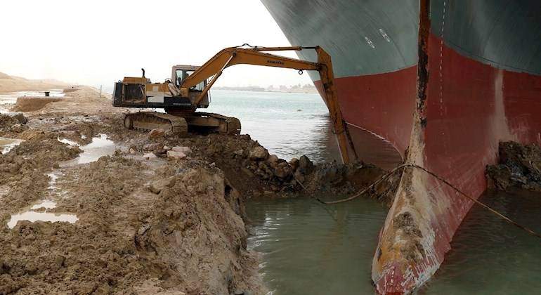 El Canal de Suez suspendió temporalmente el tráfico. EFE