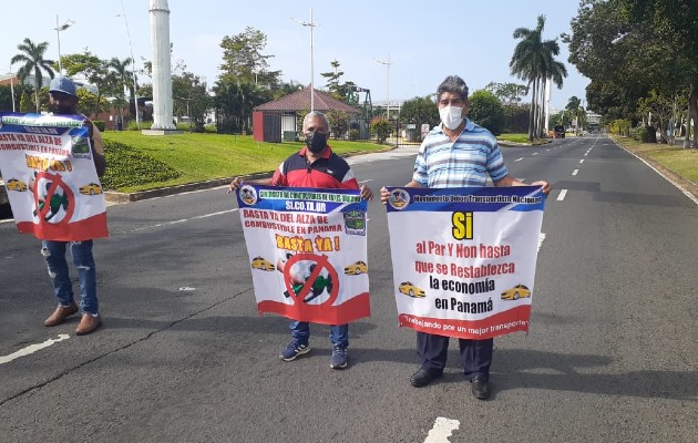 Los transportistas están en contra también del alza del combustible ya que en medio de la pandemia el ingreso es muy bajo y no pueden llevar el sustento a sus hogares.