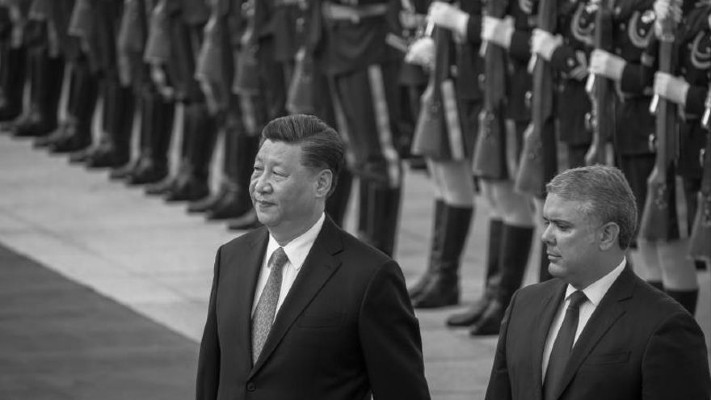 El presidente colombiano, Iván Duque, es recibido por su homólogo chino, Xi Jinping, en su vista el año pasado.  Foto EFE.