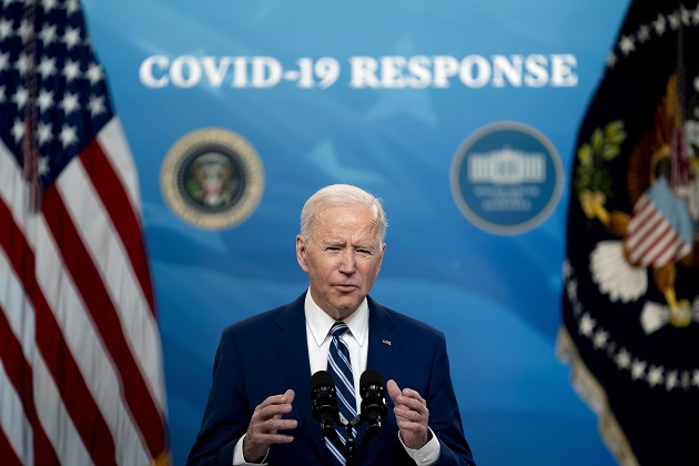 El presidente Joe Biden habló hoy sobre el estado de la vacuna contra la covid-19 en el Auditorio South Court de la Casa Blanca, en Washington, DC.  Foto: EFE 