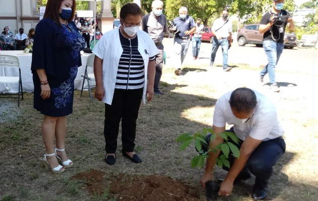 Autoridades de Salud destacaron la labor de sus funcionarios que arriesgaron sus vidas durante la pandemia.