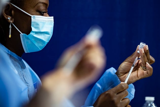  Sanidad compartió los datos de vacunación, según los cuales 8.2 millones de personas han recibido al menos una inyección contra la covid-18 en Francia. Foto: EFE