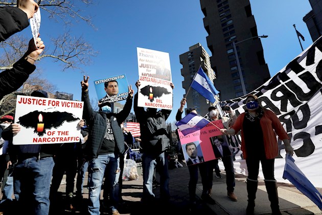 A las puertas de las cortes neoyorquinas, medio centenar de hondureños festejaban la sentencia de cadena perpetua entre vítores y cánticos. Foto: EFE