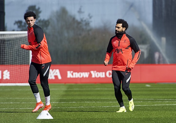 Mohamed Salah (derecha) y Curtis Jones (izquierda), jugadores del Liverpool preparándose para visitar al Real Madrid. Foto: Twitter