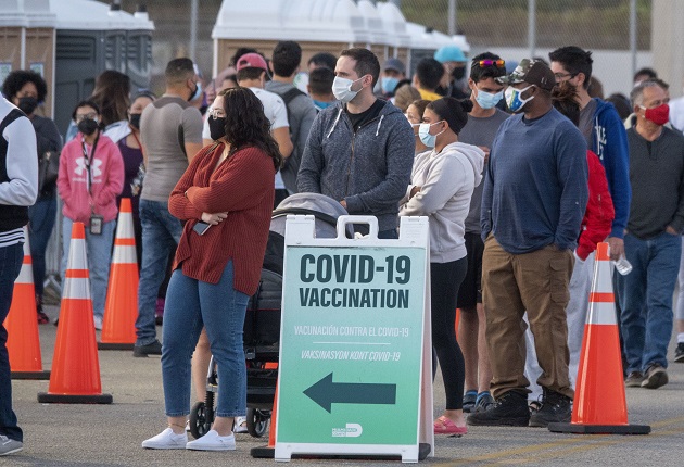 La gente hace cola hoy para recibir la vacuna contra la covid-19 en el sitio de vacunación de Fema abierto en Miami-Dade College en Miami, Florida. Foto: EFE