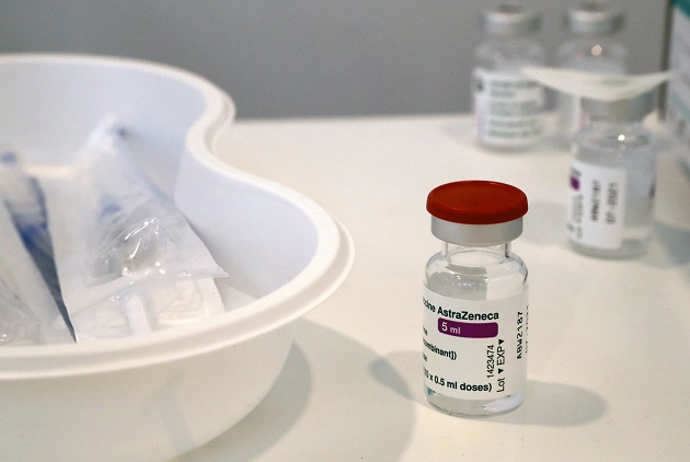 Vial de la vacuna de la covid-19 de AstraZeneca, que ha sido suspendida su aplicación en varios países. Foto: EFE