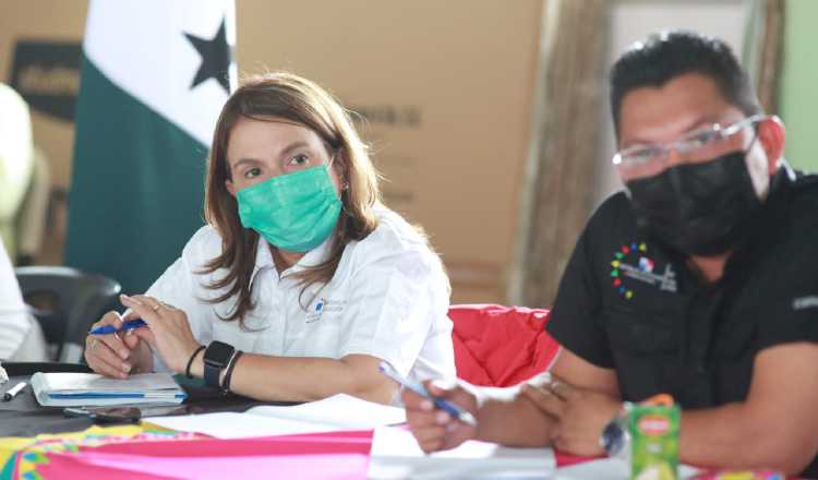 La ministra Maruja Gorday de Villalobos estuvo ayer en Hato Chamí conversando con la comunidad educativa sobre conectividad y mejoras a las escuelas del área. 