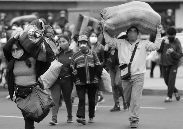 La agonía y la angustia, se han apoderado de cientos de miles de trabajadores, no ven la hora en ser reintegrados a sus labores. Foto: EFE.